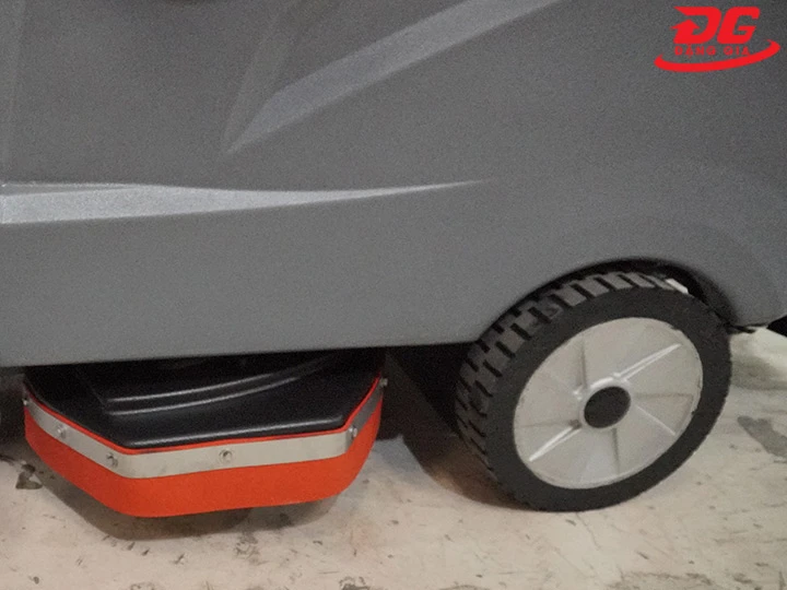 Bàn chà của Máy chà sàn liên hợp ngồi lái Kumisai KMS 60B