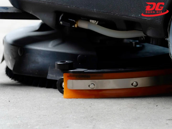 Bàn chải gạt nước máy chà sàn Kumisai XD4A