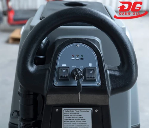 Bảng điều khiển của máy đánh sàn Kumisai KMS 58E