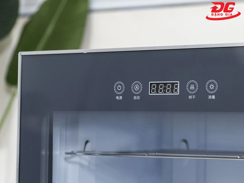 Bảng điều khiển được đặt ngay bên ngoài máy để dễ dàng thao tác