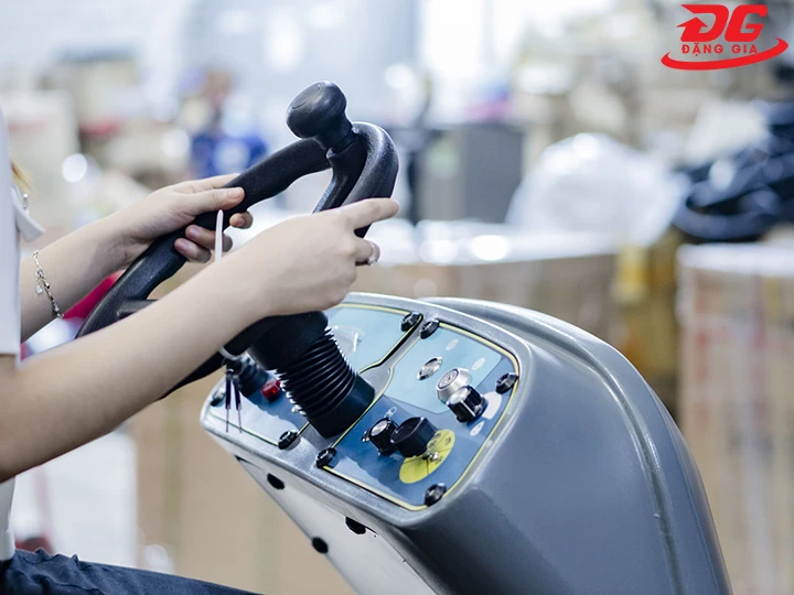 máy chà sàn ngồi lái Kumisai KMS 2007 điều khiển dễ dàng