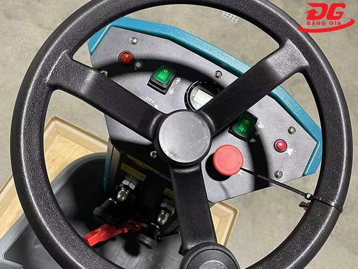 Bảng điều khiển Máy chà sàn liên hợp ngồi lái Kumisai KMS 60B