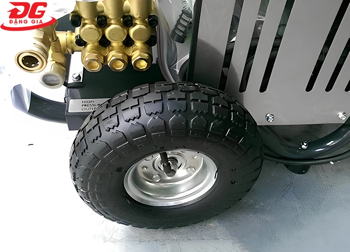 Trang bị bánh xe giúp di chuyển máy thật dễ dàng