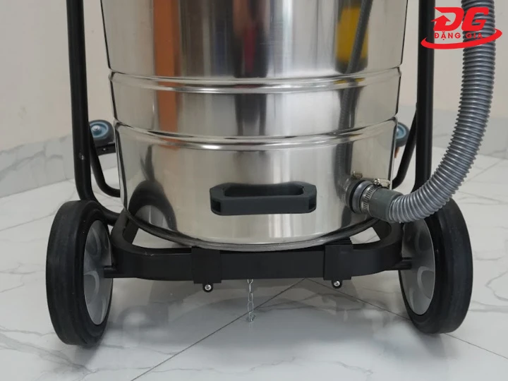 máy hút bụi Kumisai 380T dễ dàng di chuyển