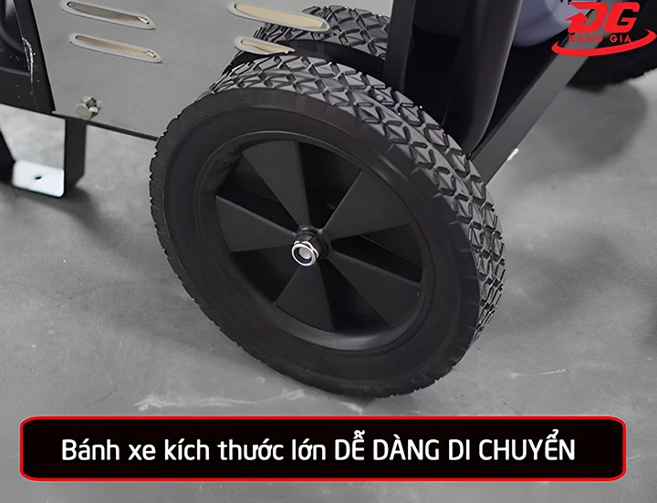 Máy rửa xe cao áp Kumisai 2200PSI có 2 bánh xe to giúp di chuyển dễ dàng