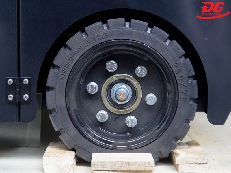 phụ tùng bánh xe của máy thu gom rác ngồi lái