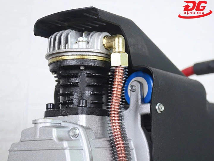 Bên trong đầu nén khí của Wing TM-0.1/8