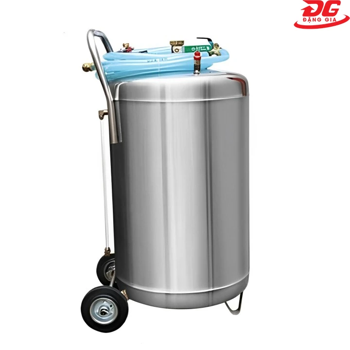 Bình bọt tuyết rửa xe có thiết kế nhỏ gọn, dễ dàng di chuyển