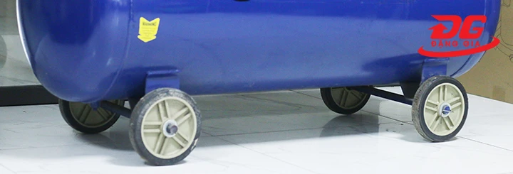 Bình chứa và 4 bánh xe chịu lực