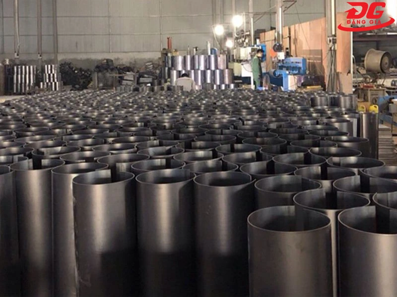 Các tấm thép dày trước khi được gò ép