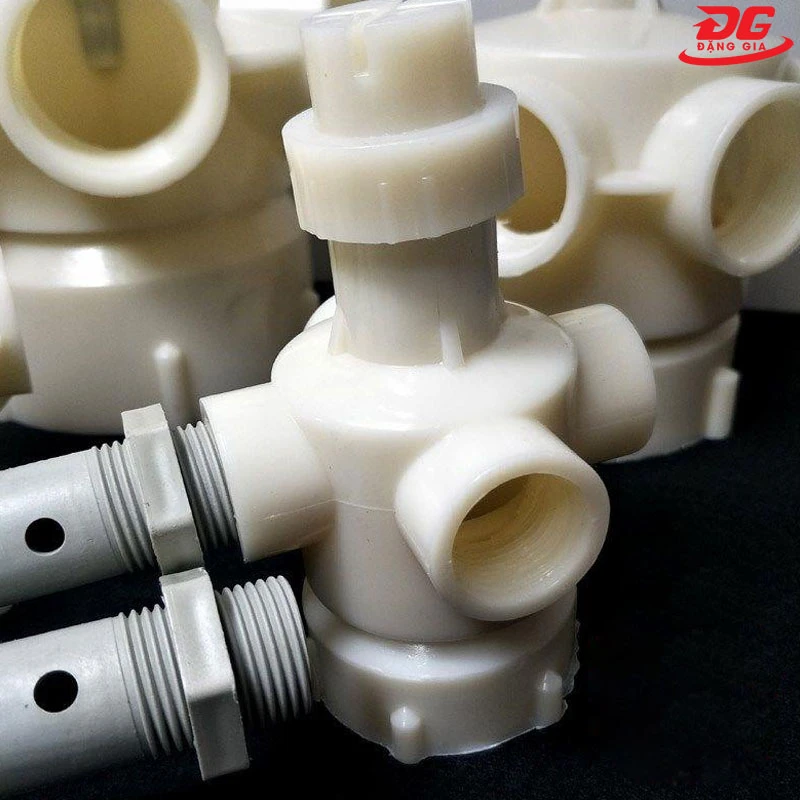 Ống chia nước tháp giải nhiệt được nối với đầu phun