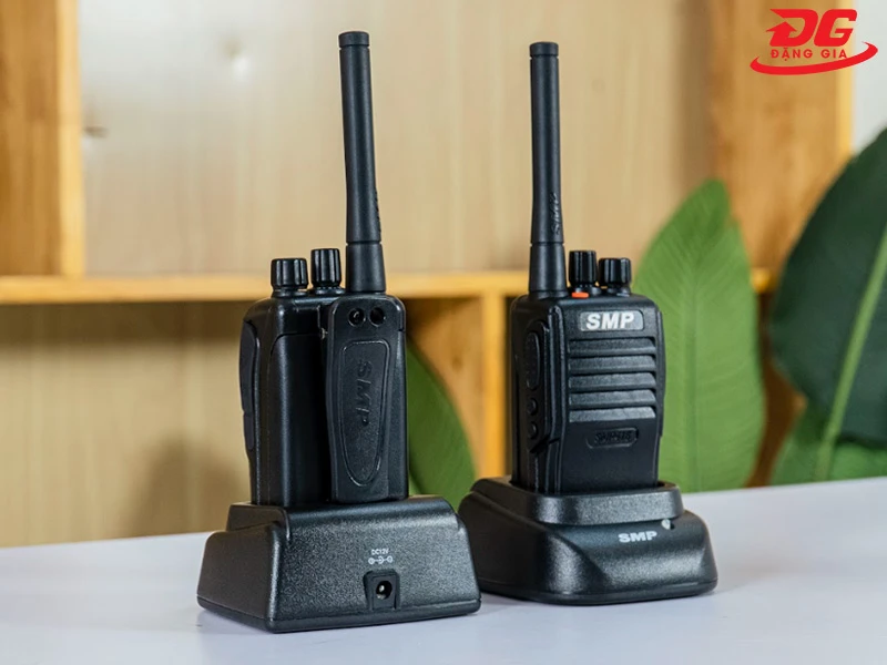 Mặt trước và mặt sau của máy bộ đàm Motorola SMP-418