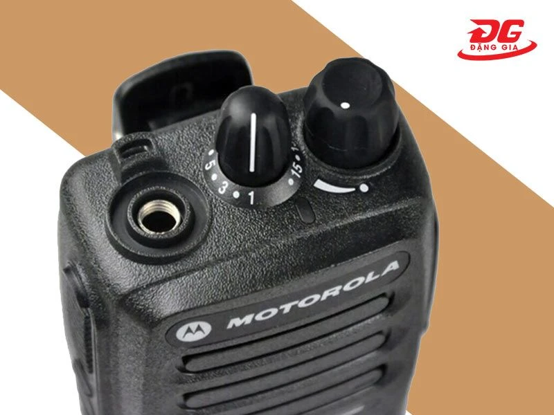 Núm nguồn và chọn kênh tần số của máy