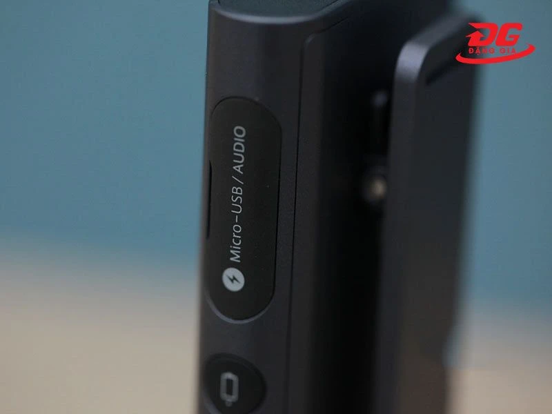 Vị trí cổng sạc USB và cắm tai nghe