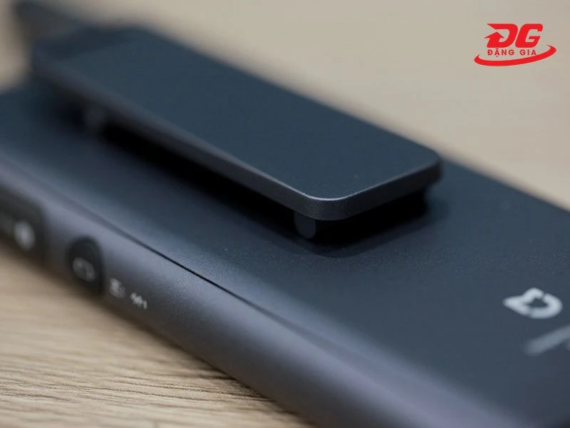 Kẹp giữ được tích hợp sẵn trên thân máy vô cùng tiện ích