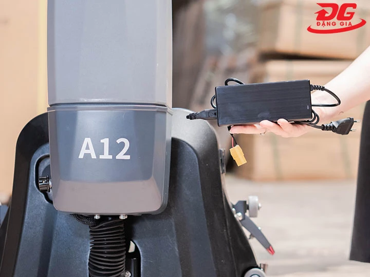 Bộ sạc Máy chà sàn liên hợp mini Kumisai KMS-A12