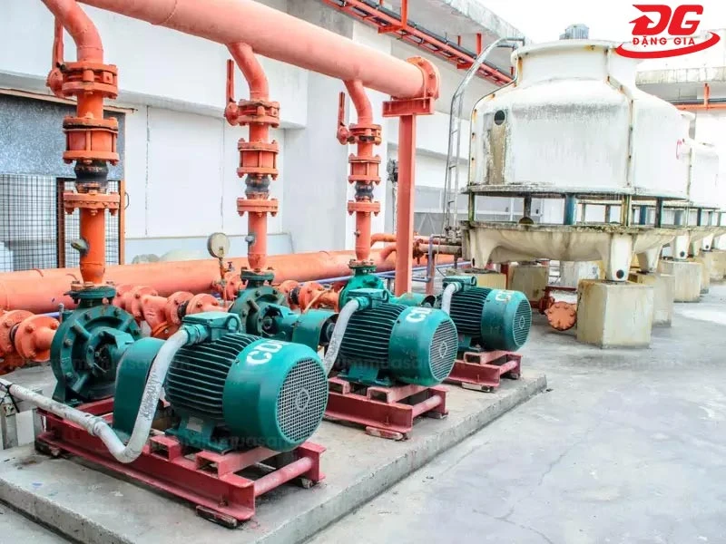 Lắp đặt bơm nước giải nhiệt ở nơi bằng phẳng, gần bể chứa nước tháp giải nhiệt