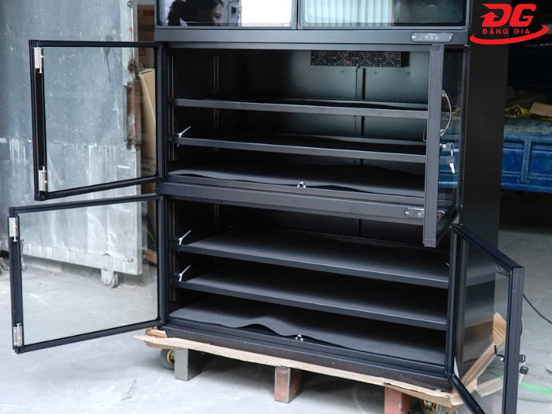 Các ngăn chứa đồ rộng rãi được bố trí thêm tấm chống trượt