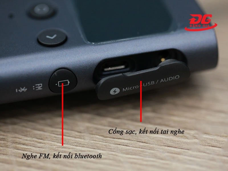 Vị trí sạc, kết nối tai nghe, bluetooth và nghe FM