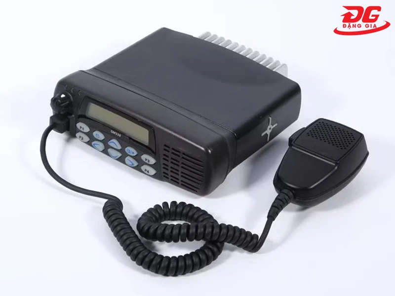 Micro cầm tay đã được kết nối với cổng trên thân máy