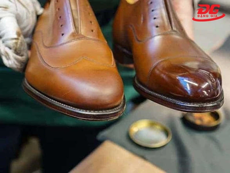 Cách sử dụng xi giày màu vàng bò không quá phức tạp