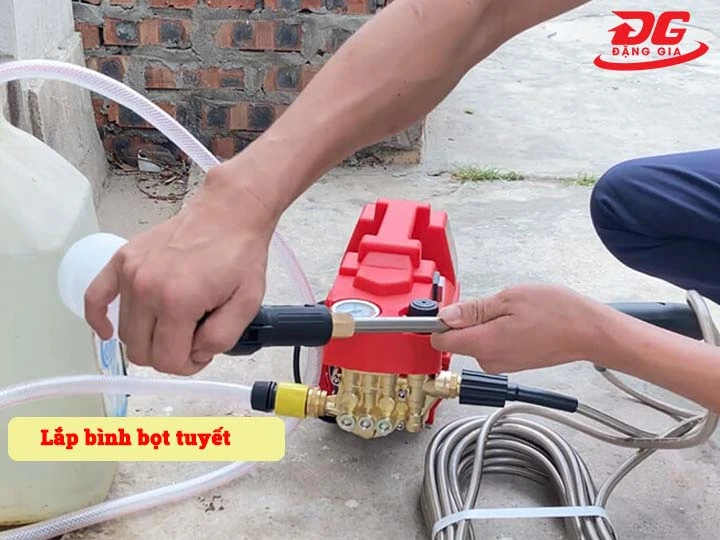 Lắp bình bọt tuyết vào máy