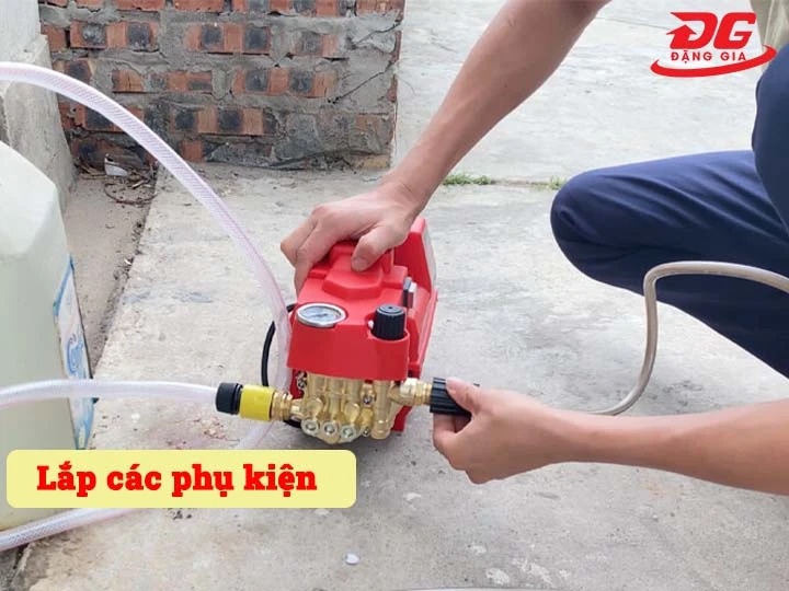Lắp các phụ kiện vào máy