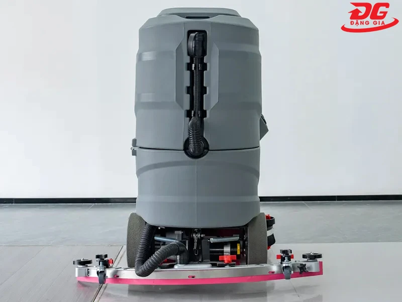 Cần gạt được lắp đặt phía sau bàn chà