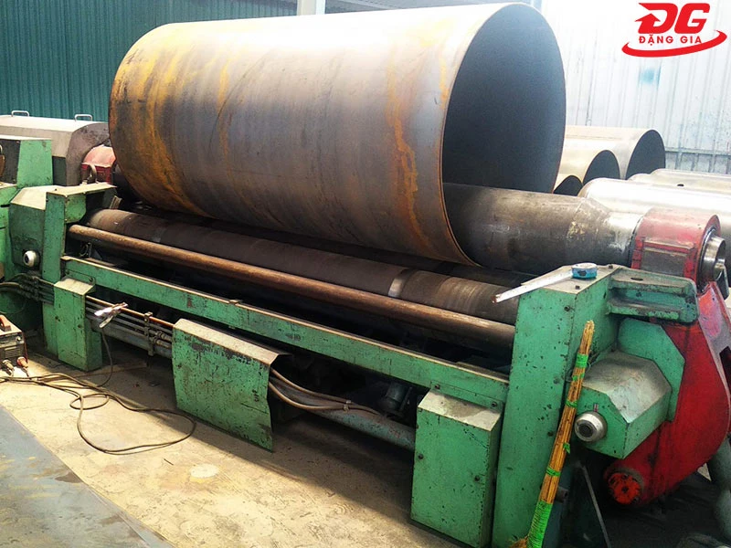 Thép tấm được cuộn tròn để tạo nên hình dạng ban đầu của bình khí nén