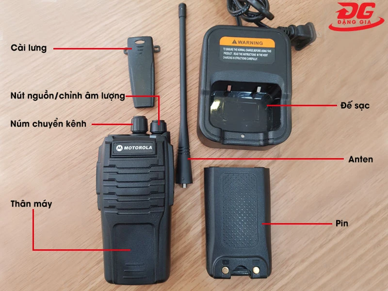 Chi tiết cấu tạo bộ đàm cầm tay Kenwood TK 589