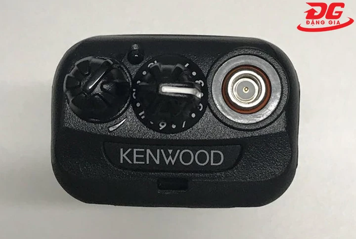 Núm nguồn và chỉnh kênh tần số