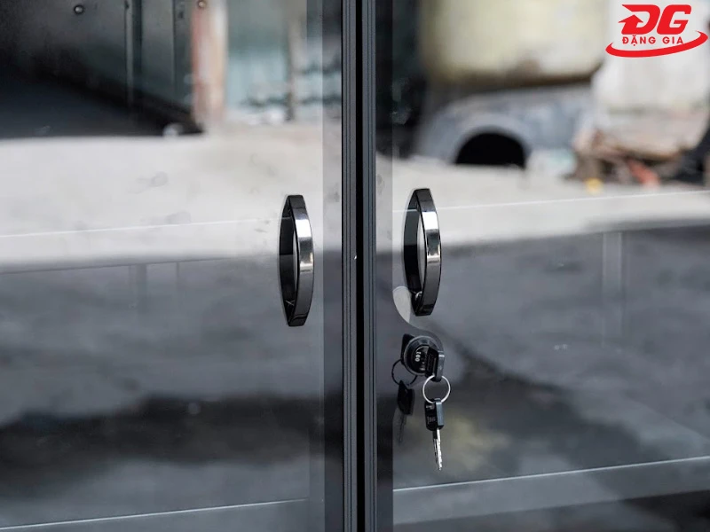 Cửa và ổ khóa của tủ hút ẩm máy ảnh Fujie DHC1200