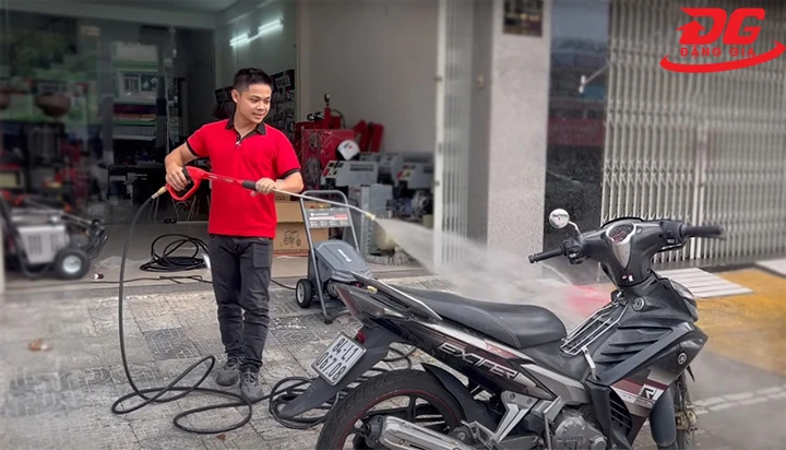 Chiều dài dây 10m cho phép người dùng sử dụng máy trong không gian rộng