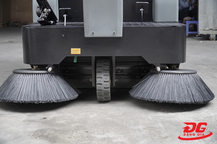 Chỏi 2 bên xe quét rác Kumisai KMS-1350E