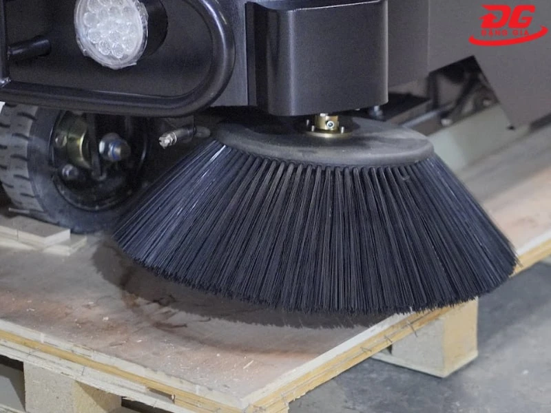 phụ tùng chổi bên của xe quét rác ngồi lái