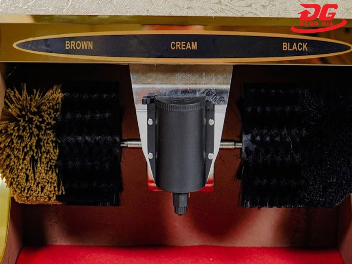 Chổi và hộp xi của máy đánh giày Sakura SKR S1