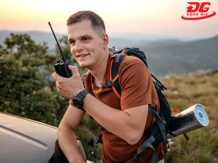 chọn bộ đàm cho chuyến phượt theo pin trâu