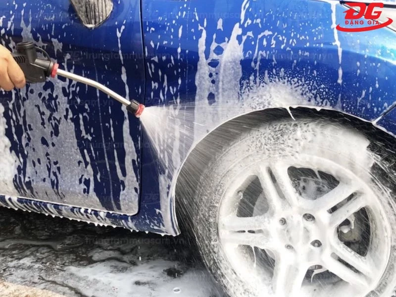 Súng phun bọt tuyết ngắn tạo lớp bọt mịn làm sạch bề mặt xe