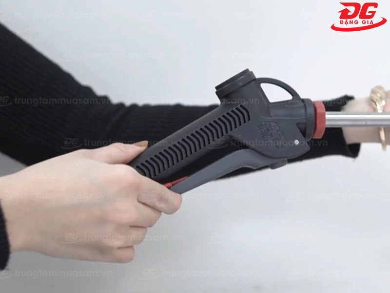 Thiết kế cò bóp-nhả tiện lợi, dễ dàng sử dụng