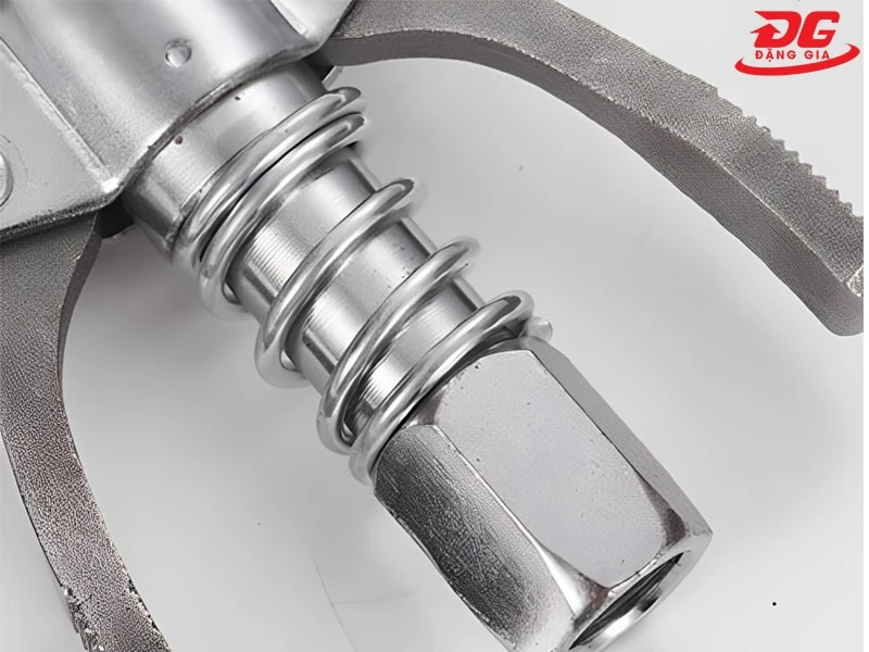 Đầu bơm làm từ chất liệu thép chắc chắn, chịu lực tốt