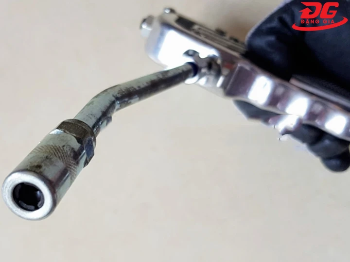 Súng bơm mỡ bò Jolong G300 vòi dẫn dạng cong