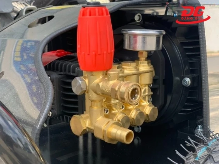 Đầu bơm hư hỏng khiến máy rửa xe bị rung giật