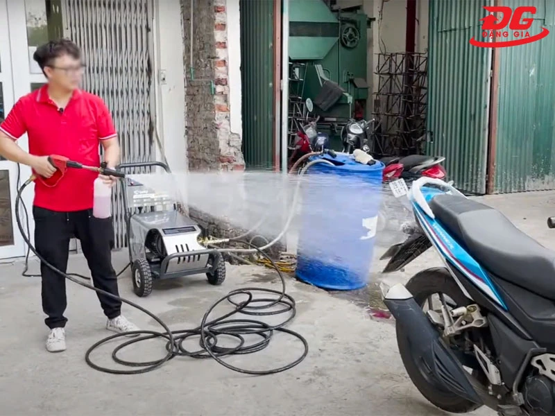 Dây xịt rửa xe 20m có khả năng chịu áp đến 250 bar