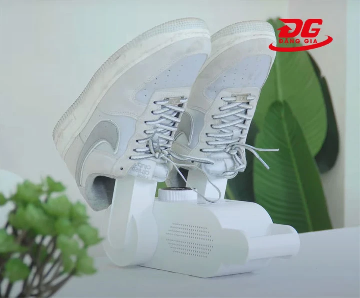 Để giày lên ống sấy 
