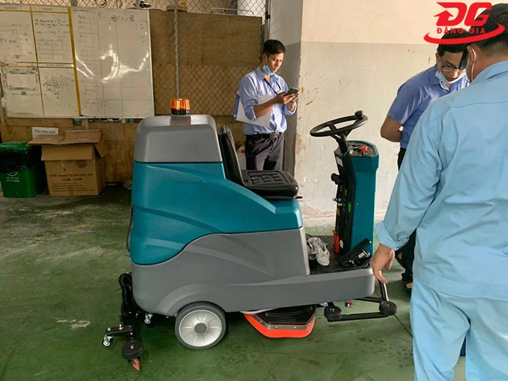 thay thế phụ kiện máy chà sàn ngồi lái Kumisai KMS 110B dễ dàng