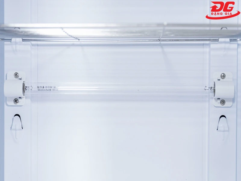Đèn UV đặt bên trong tủ, hỗ trợ diệt khuẩn tối ưu