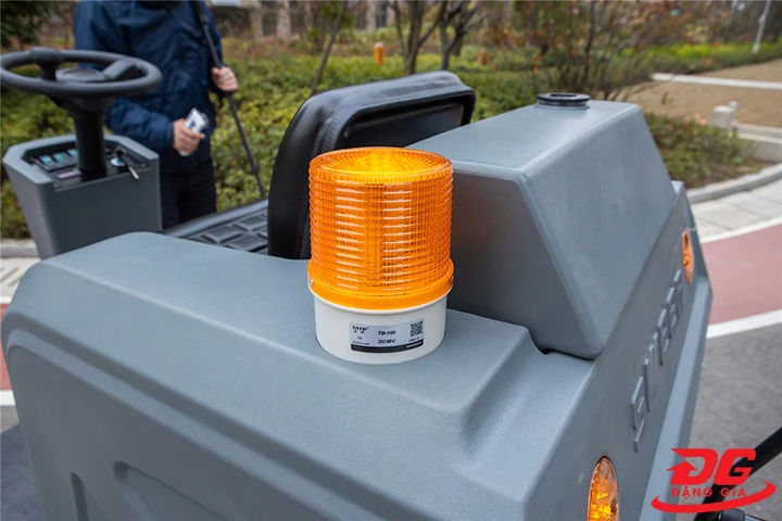 Đèn báo máy quét rác ngồi lái Kumisai KMS-1250