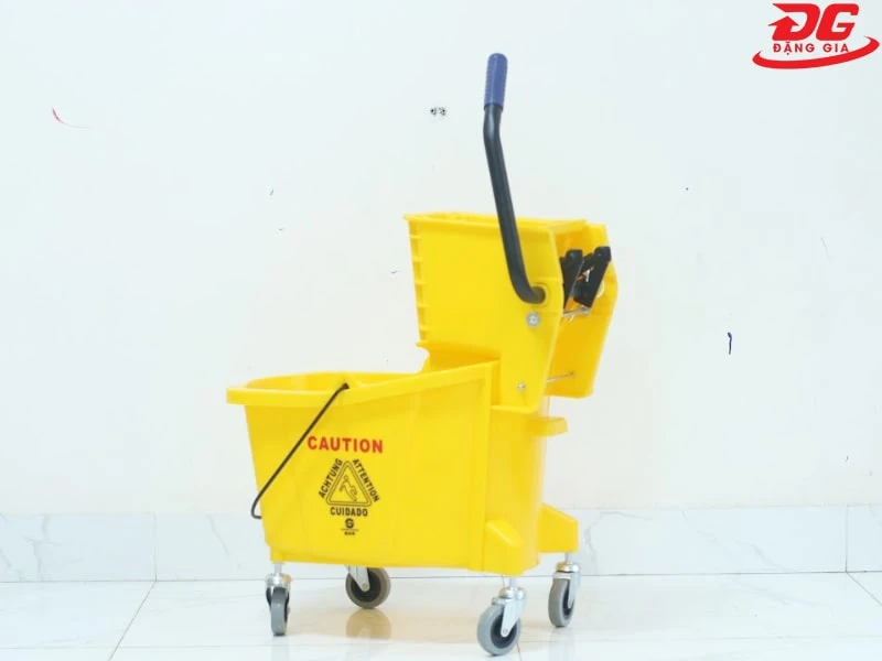 Đặng Gia là địa chỉ cung cấp các loại xe đẩy vệ sinh chất lượng, giá tốt