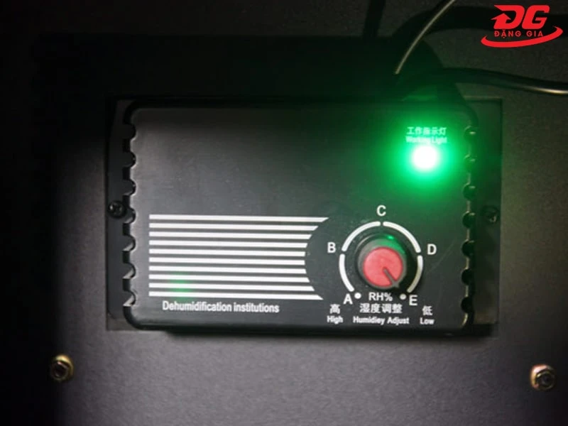 Sử dụng núm xoay điều chỉnh bên trong tủ để cài đặt độ ẩm
