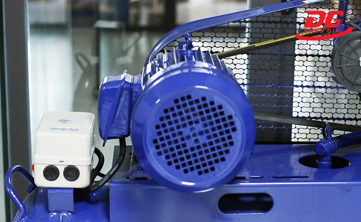 Hình ảnh motor và hộp khởi động từ của máy